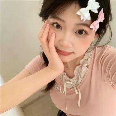 泳池里的女人